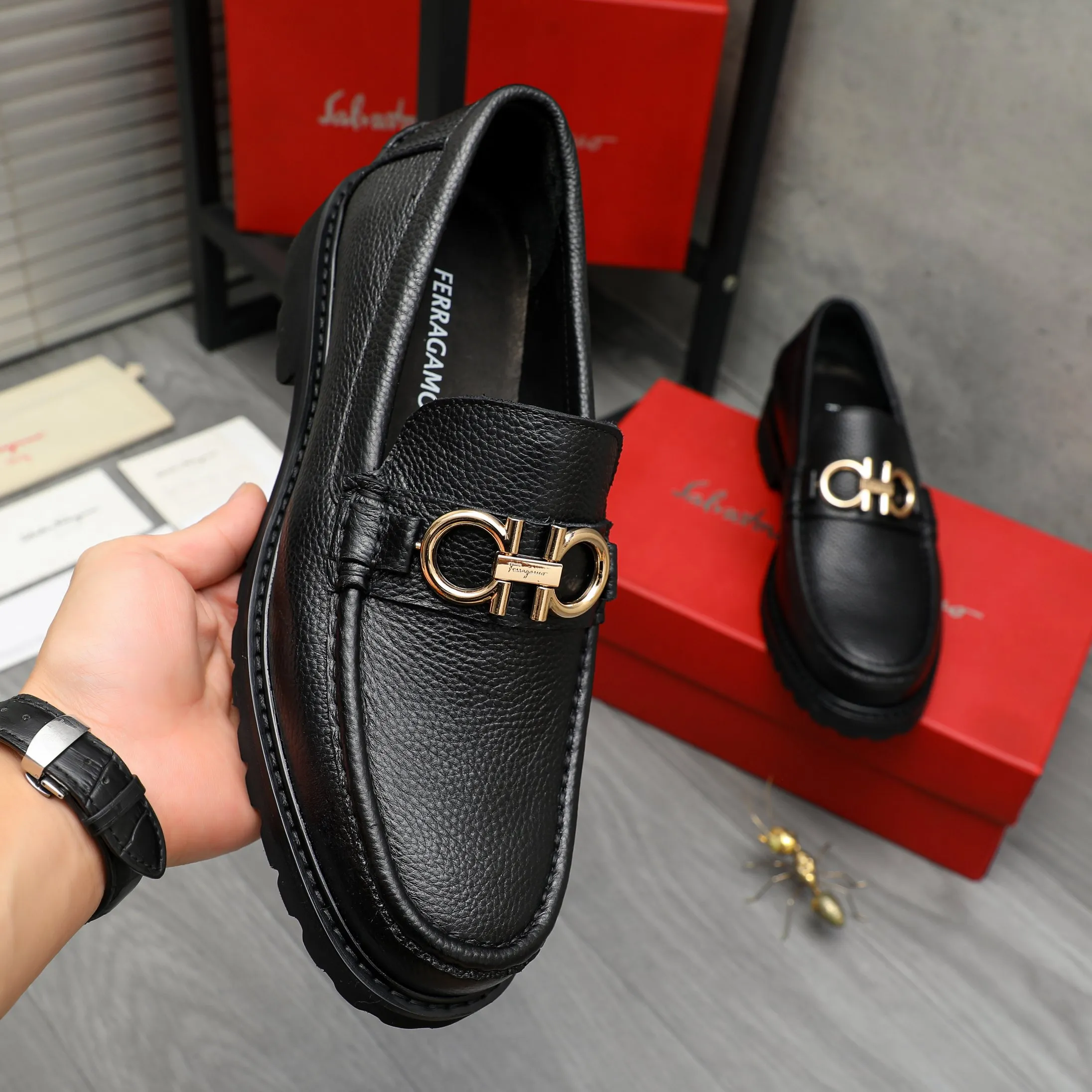 Men's shoes 💰442 Product trademark: Ferragamo "Ferragamo" business formal leather shoes Regular size: 38-46 (45.46 is custom-made and non-returnable) Product materials: Selected small pebbled cowhide upper, cowhide lining, non-slip rubber outsole